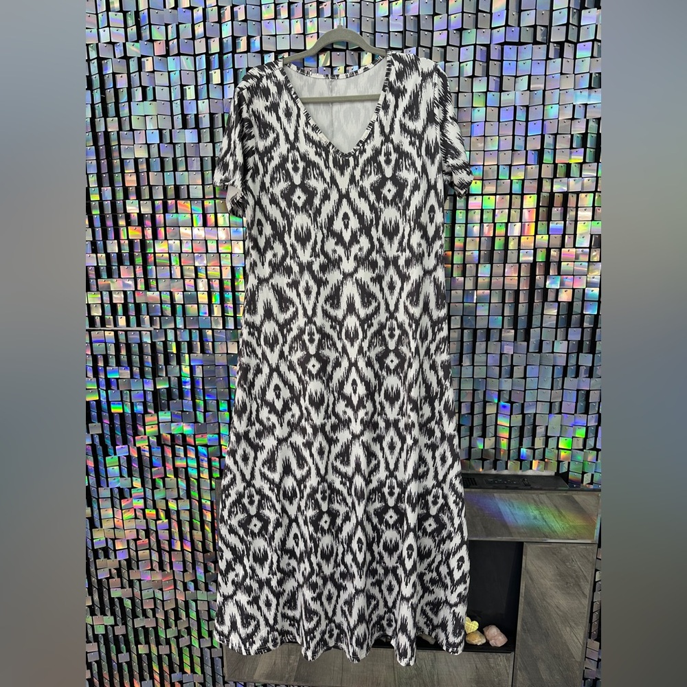 Black & White Ikat Print Midi Dress – Size XL